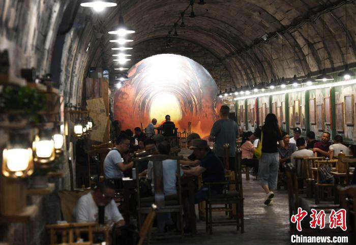 娛樂城：重慶高溫紅色預警兩連發 防空洞成避暑“天堂”