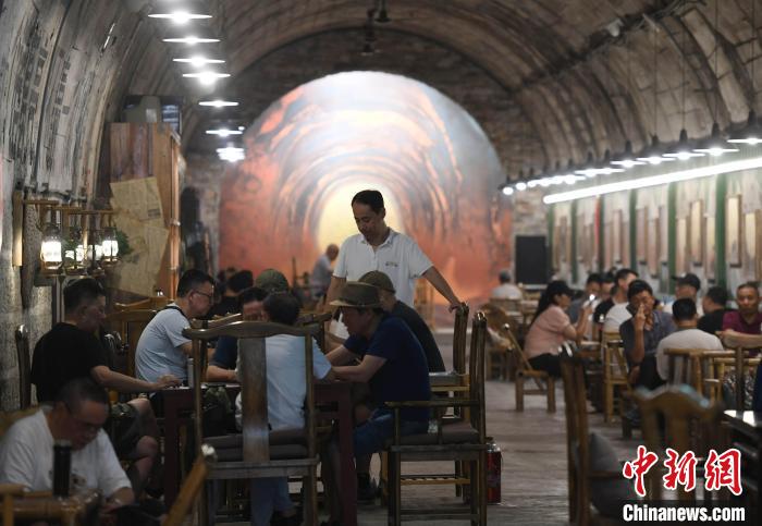 娛樂城：重慶高溫紅色預警兩連發 防空洞成避暑“天堂”